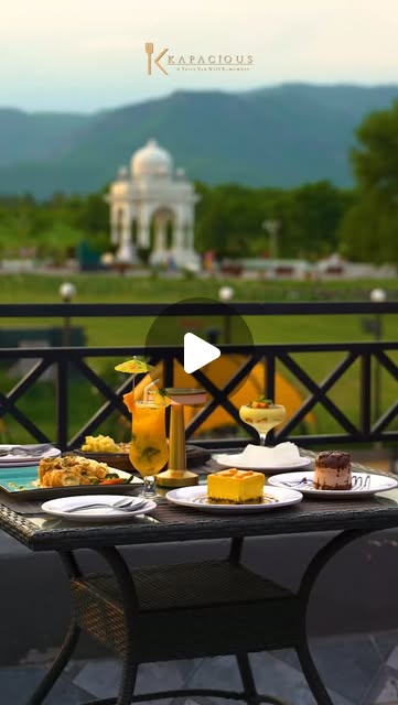 Margalla Hills Backdrop & Iconic Baradari Views